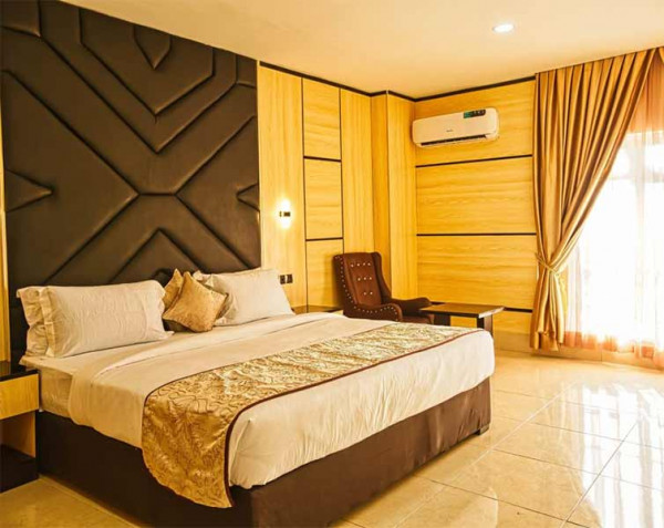 De Phantom Continental Hotel